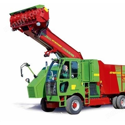 自走式飼料攪拌車